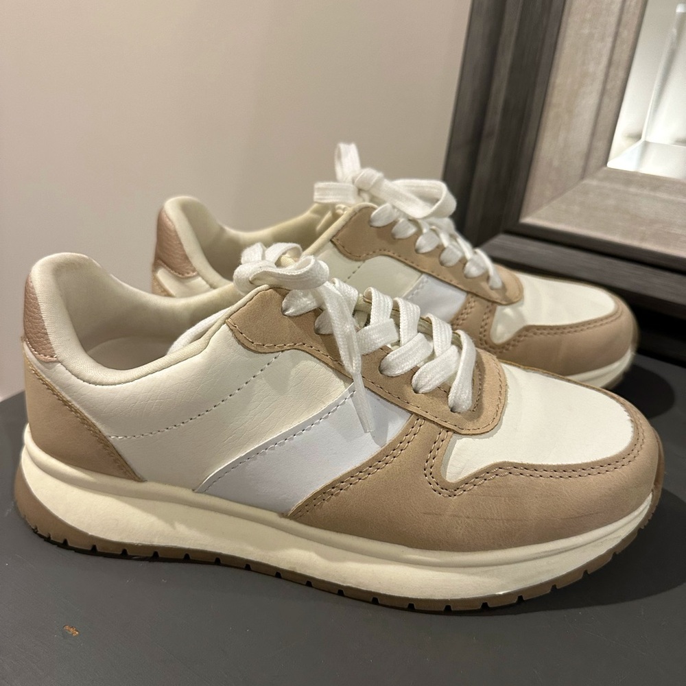 Time and Tru Women's Chunky Jogger Lace up Casual Sneakers Size 6